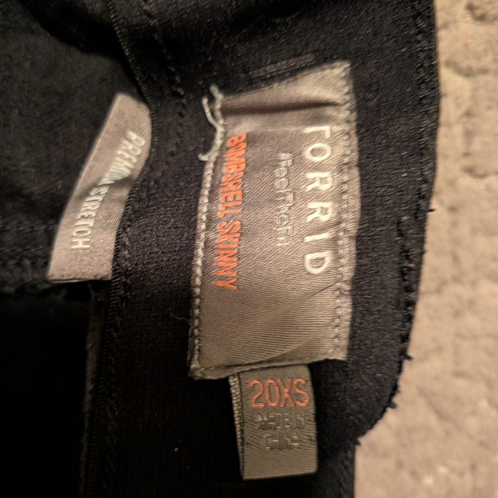 Torrid Women's Dark Black Skinny Jeans - Picture 3 of 5